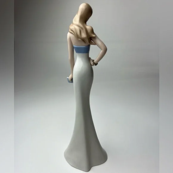 Cosmos Porcelain Elegant Doll - Picture 9 of 17